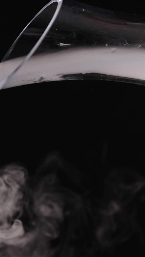 玻璃瓶内烟雾弥漫的干冰视频的预览图