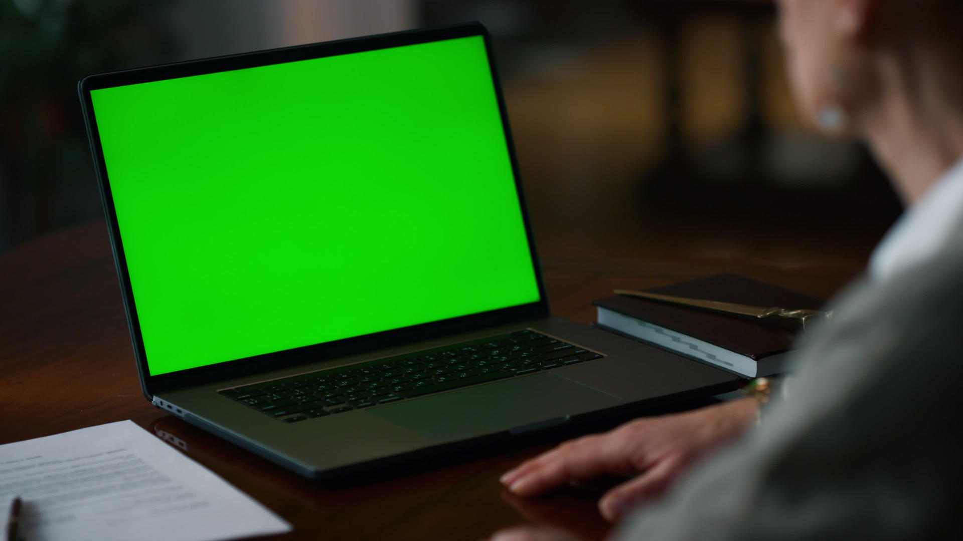 绿屏笔记本电脑视频的预览图