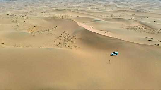 巴丹吉林沙漠越野车沙漠冲浪航拍视频的预览图