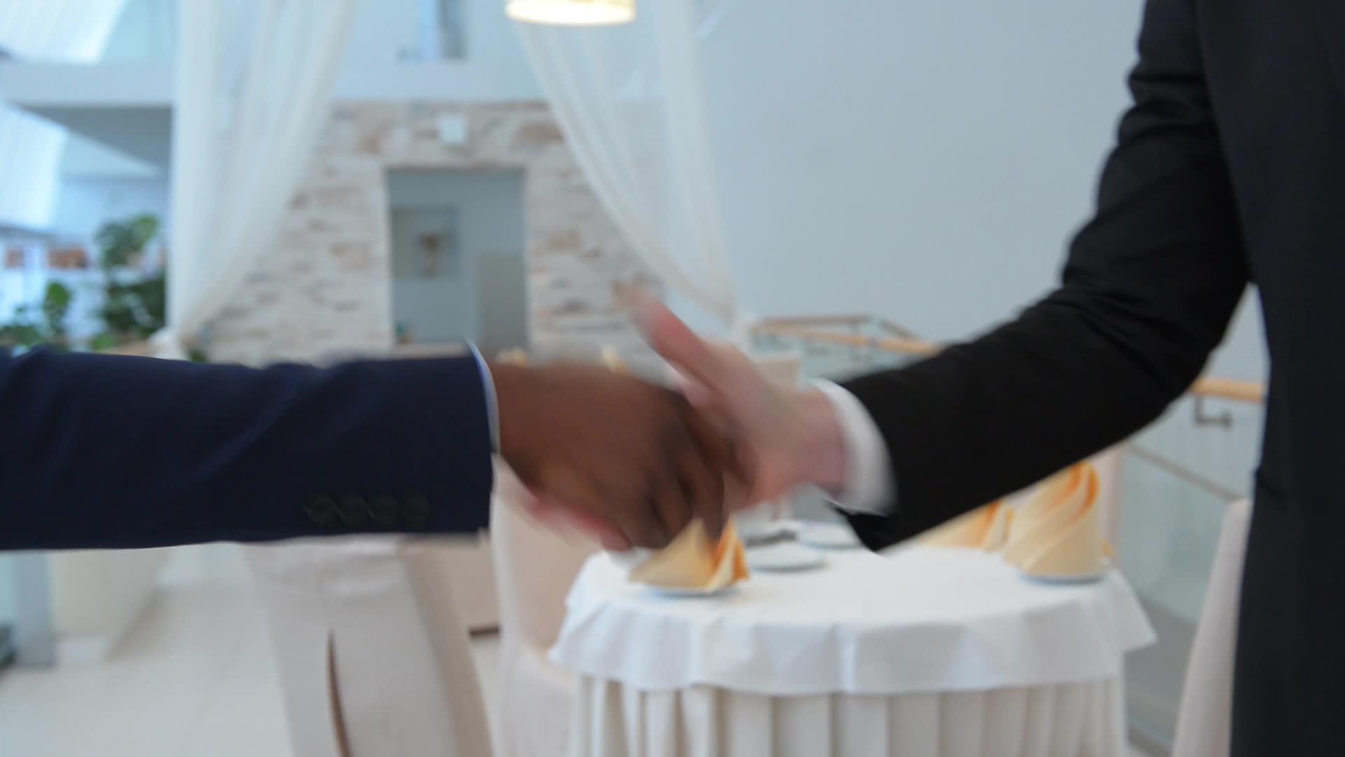 与两位商人握手视频的预览图