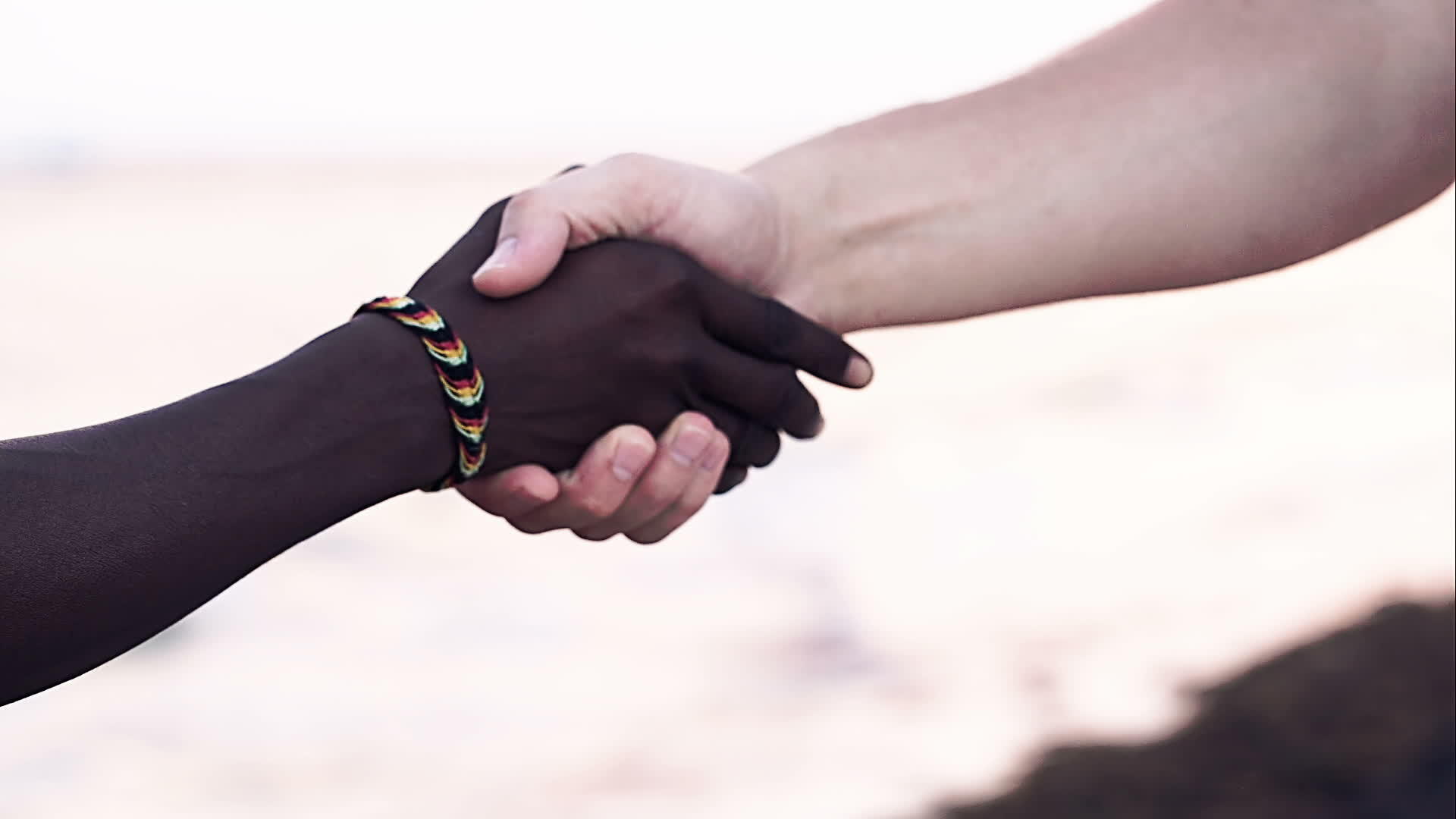 握手作为国际友谊的象征视频的预览图
