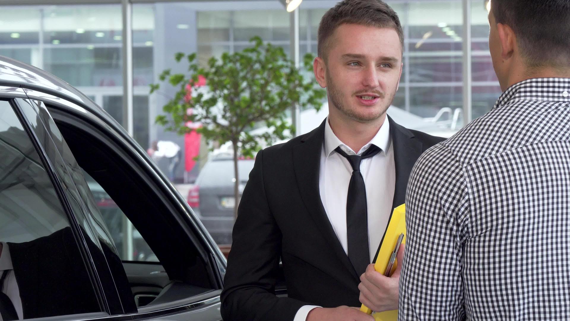 汽车经销商在卖车后与男性客户握手视频的预览图
