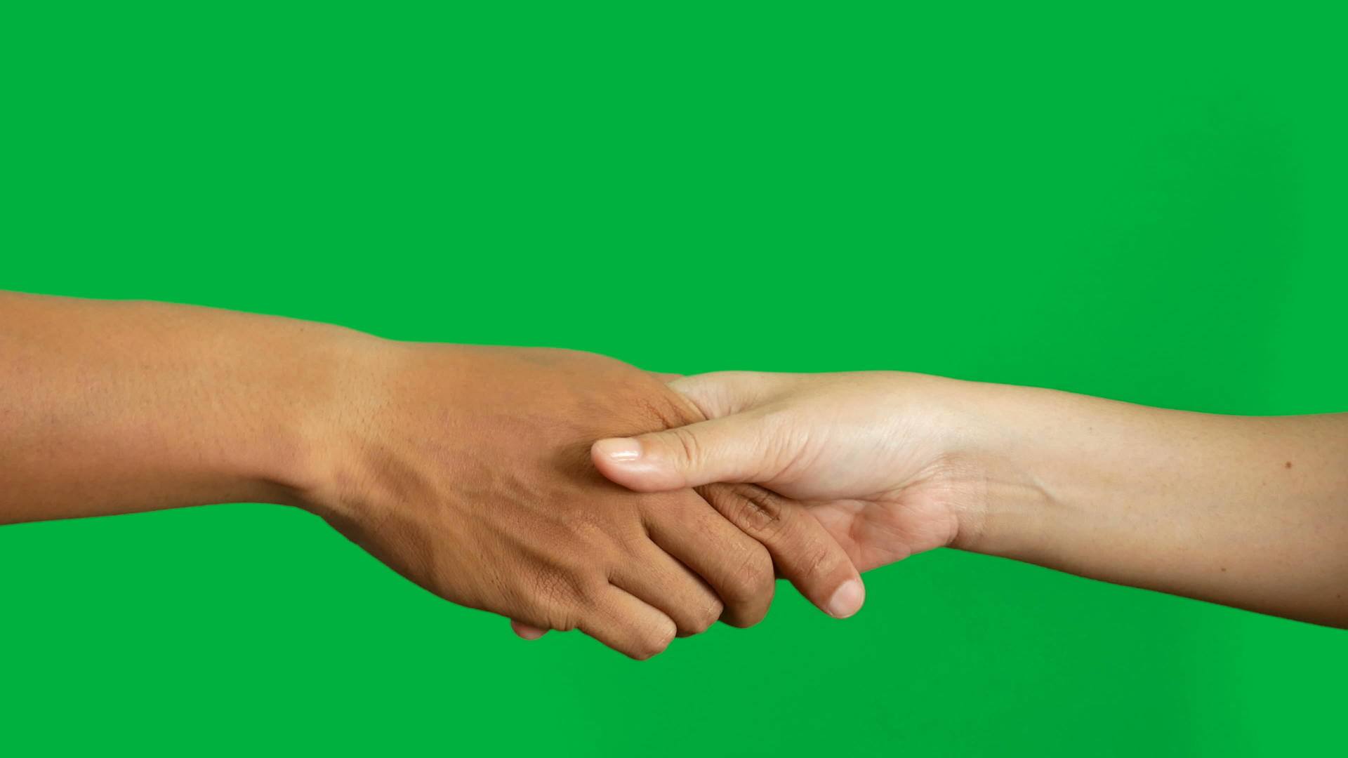 不同肤色的男女握手达成商业交易协议视频的预览图
