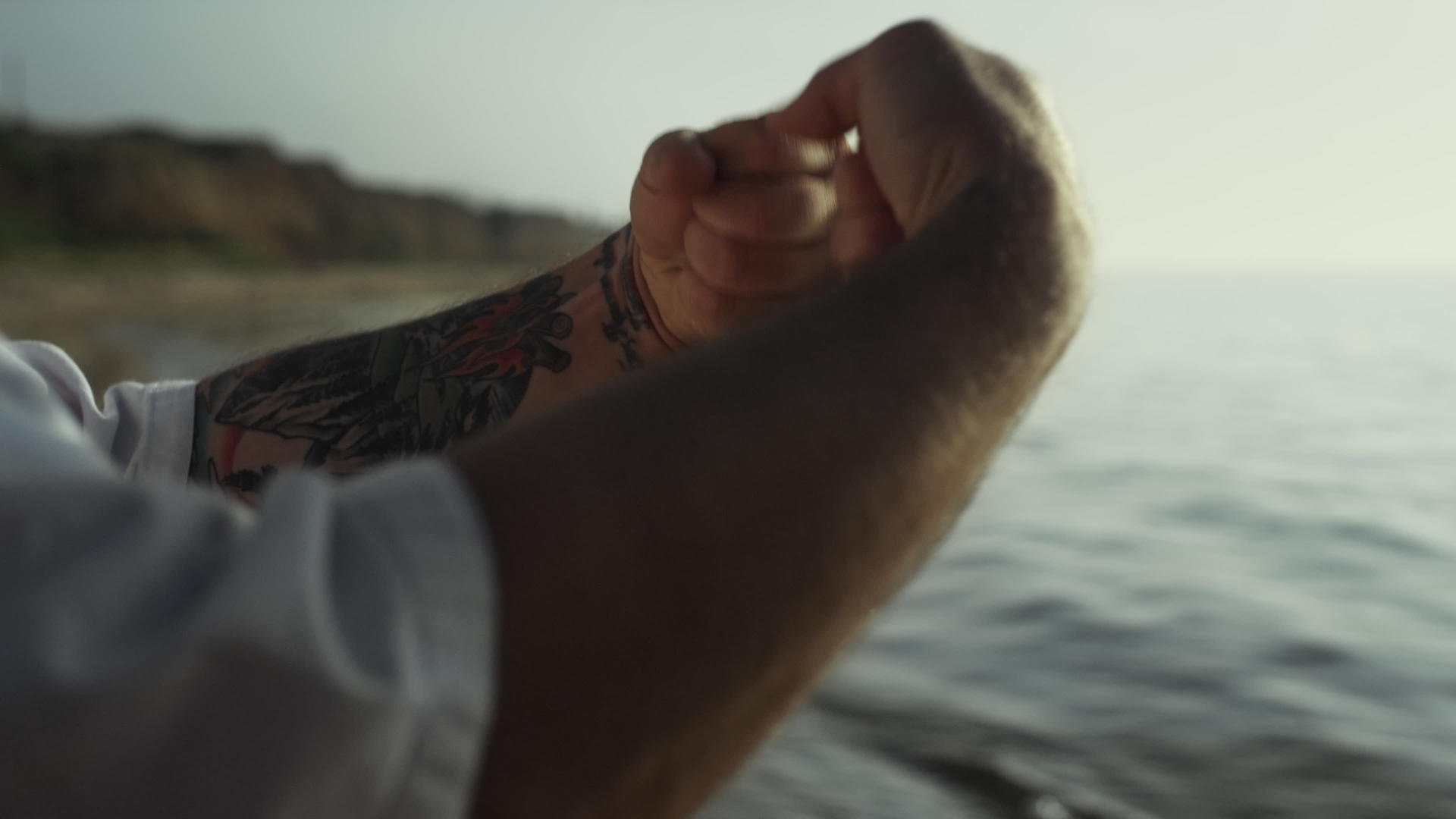 日落时分纹身男人的手热身视频的预览图