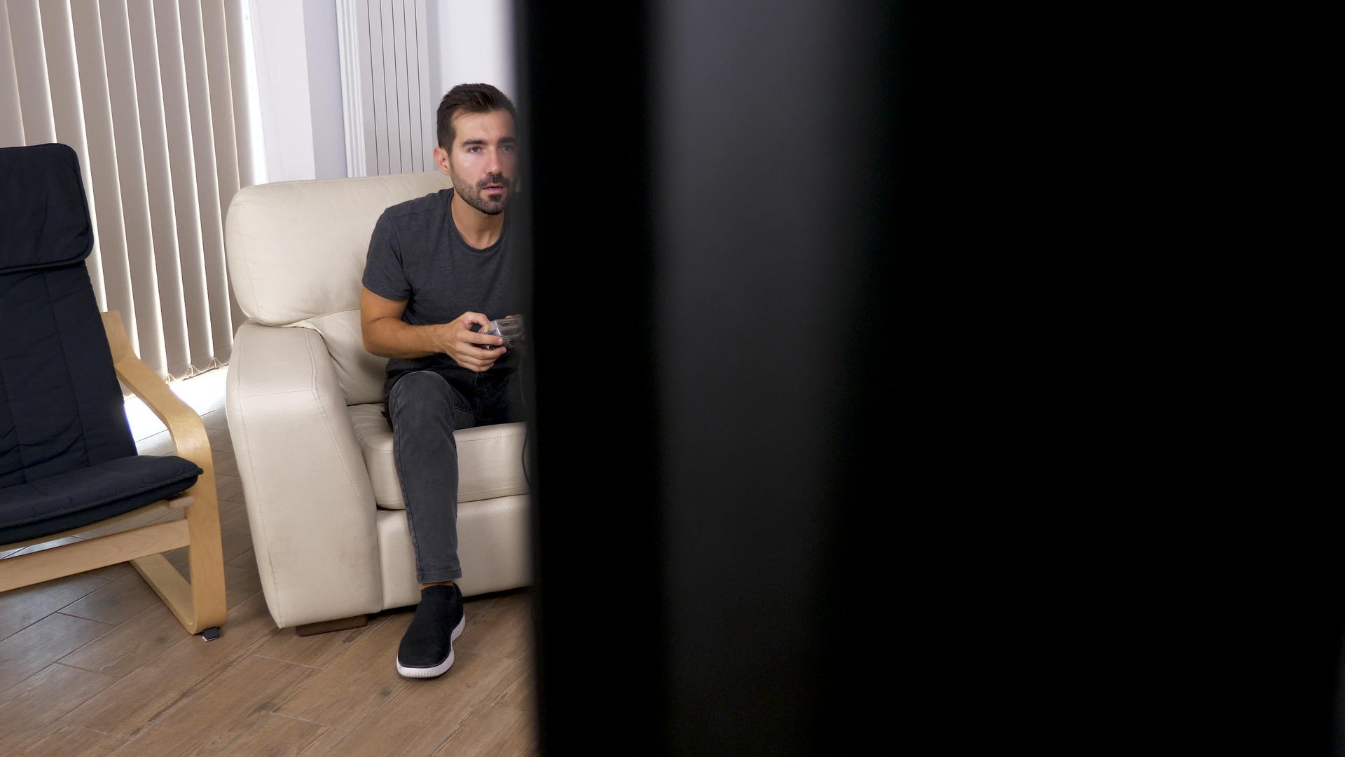 男人在客厅里玩电子游戏视频的预览图