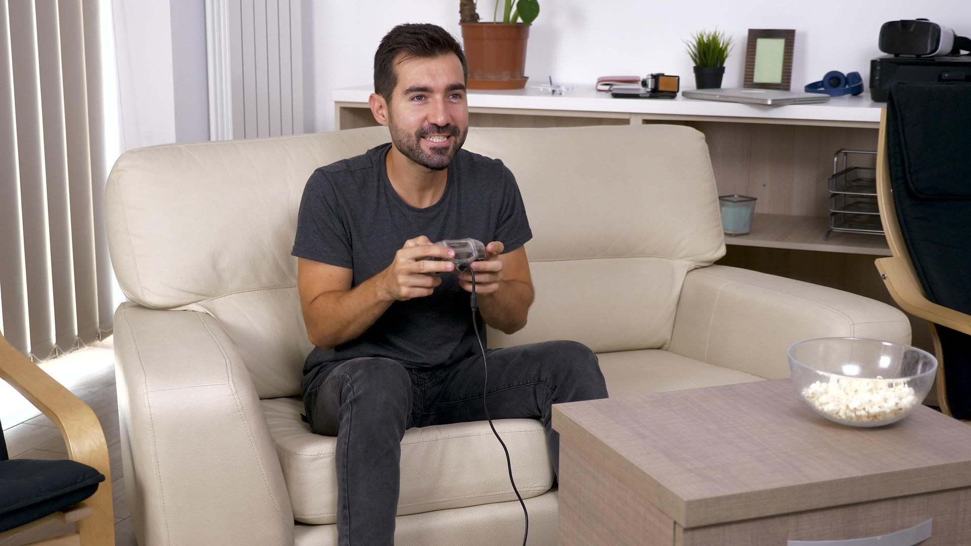 成年男子在客厅控制台玩电子游戏视频的预览图