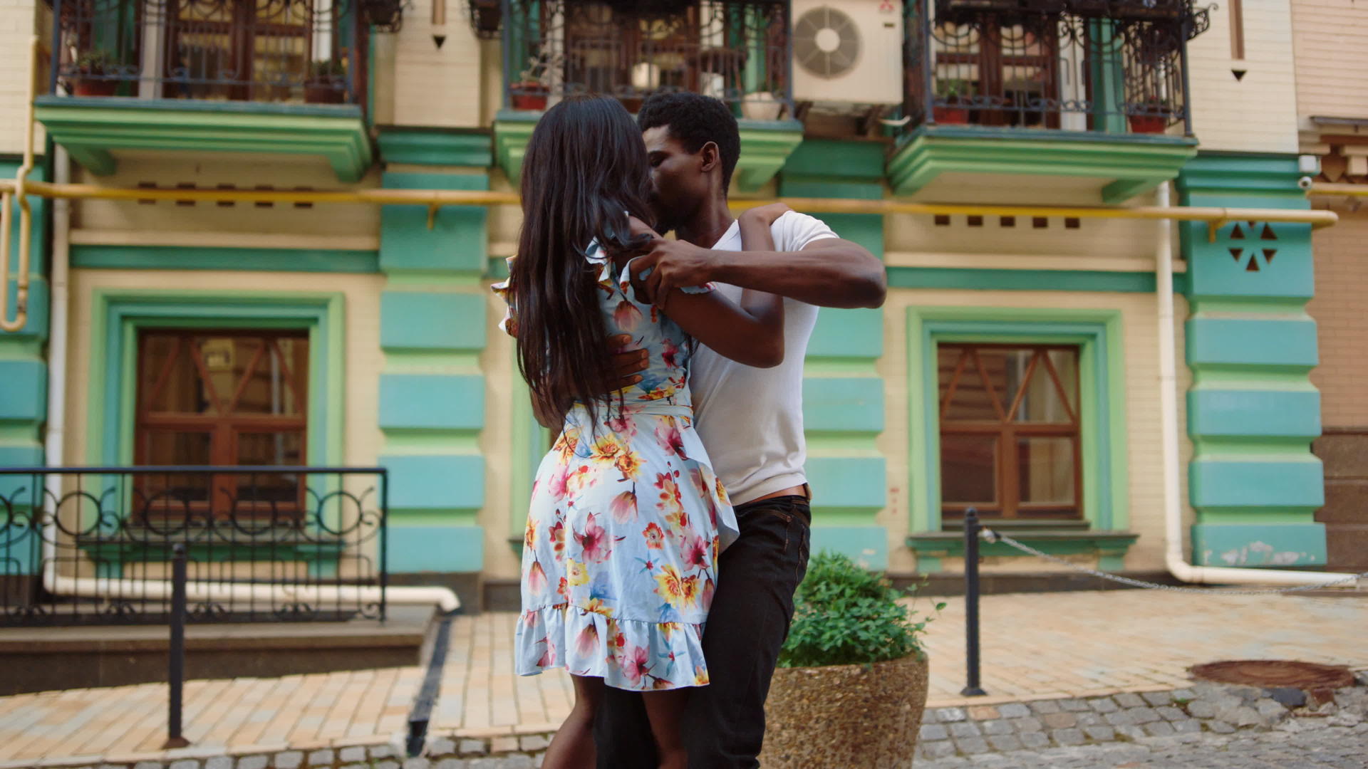 年轻夫妇在街上旋转臀部城里的舞者一起跳舞视频的预览图
