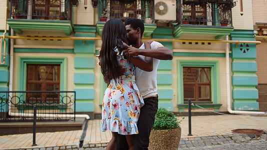 年轻夫妇在街上旋转臀部城里的舞者一起跳舞视频的预览图