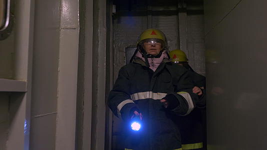 女性救援队到地下隧道视频的预览图