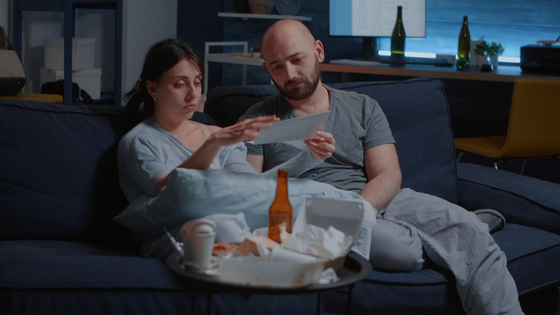 沮丧的夫妇对贷款利率感到沮丧视频的预览图
