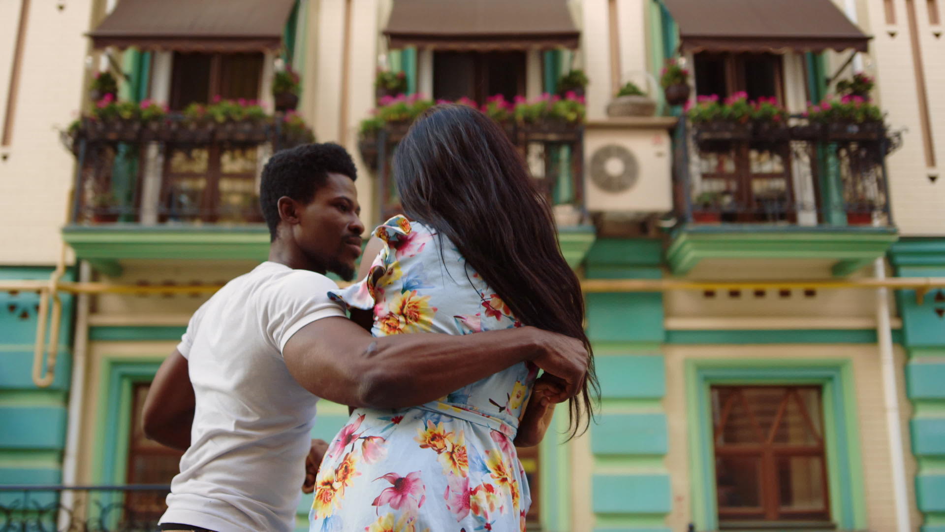 快乐的非洲舞者在街上跳舞一对拉蒂诺情侣视频的预览图