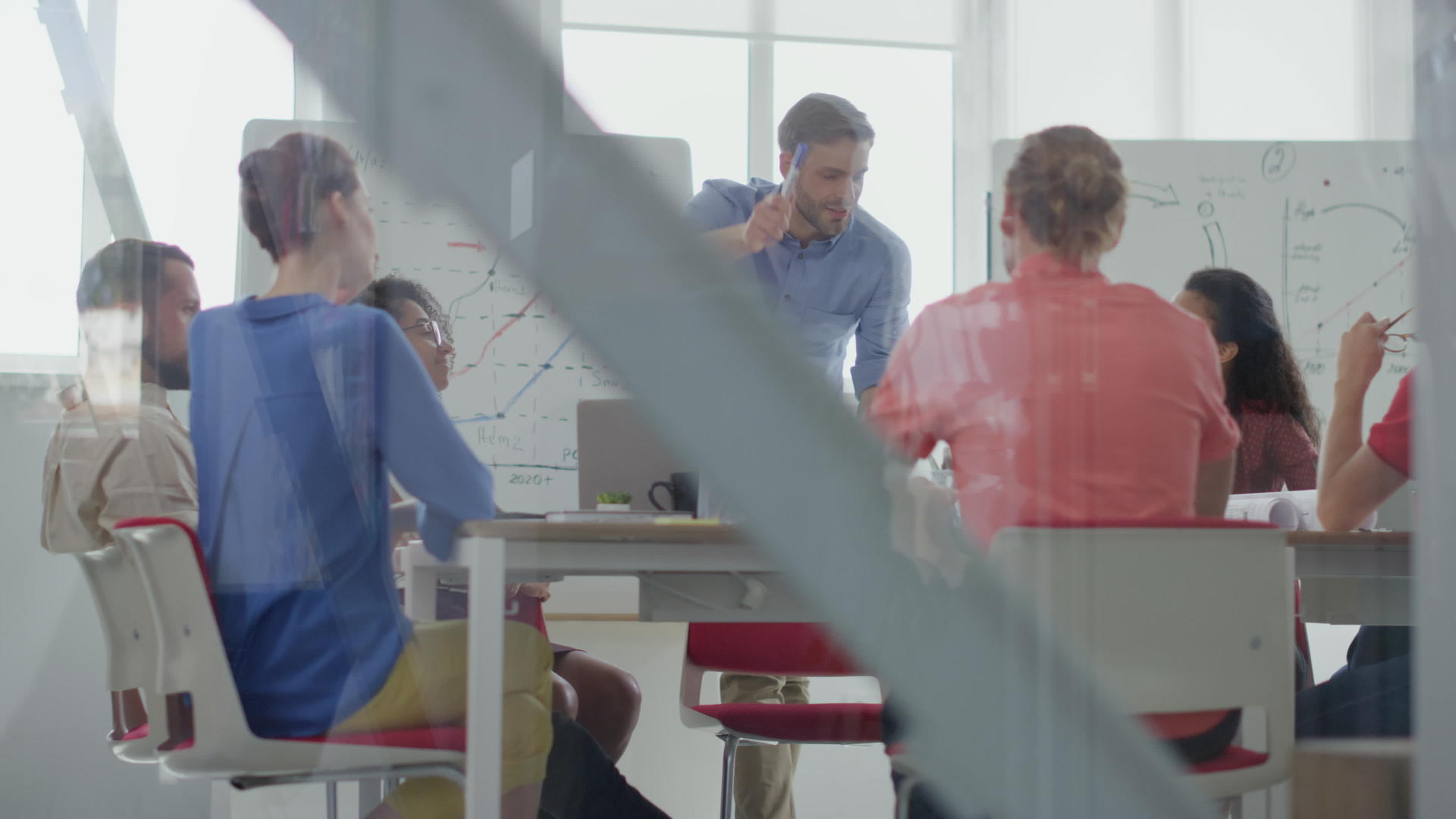 有创意的人坐在办公桌前自信的商业领袖会说话坐在办公的办公室里充满创造力视频的预览图