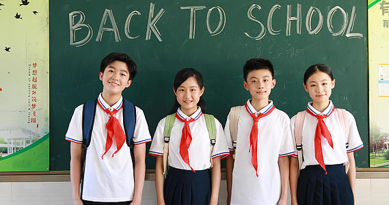 4k开学季学生返校站在黑板前微笑视频的预览图