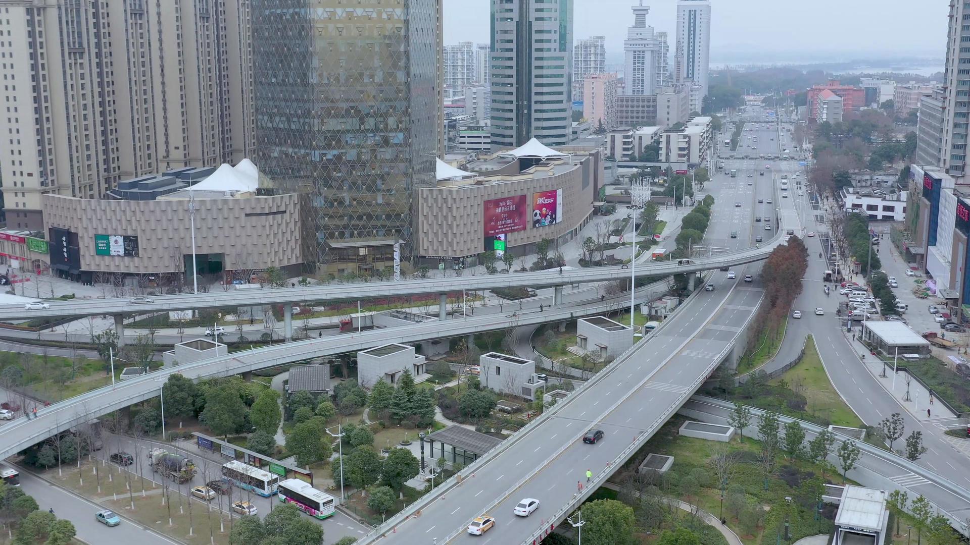 航拍城市错综复杂的立交视频的预览图