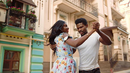 帅哥在街上跳舞一对热情的情侣在跳舞视频的预览图