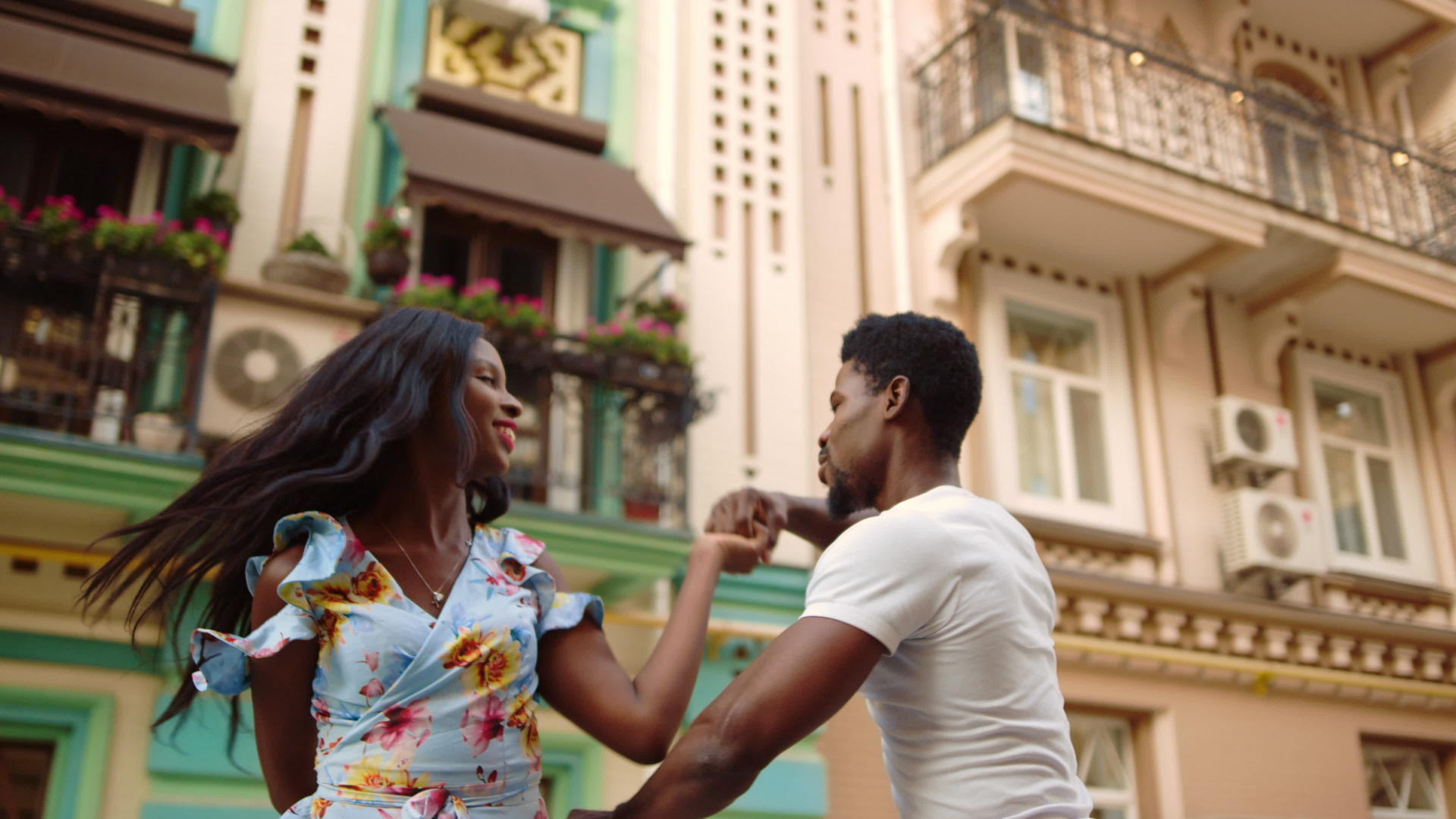 情侣们在街上跳舞交际舞忘情地跳舞视频的预览图