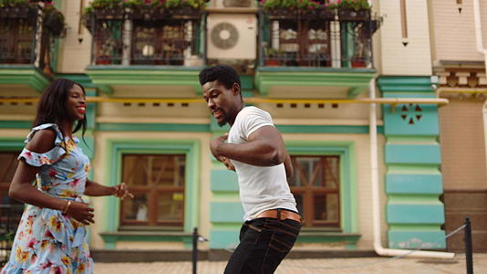 非洲舞者在户外舞蹈中流动非洲夫妇在街上跳跃视频的预览图