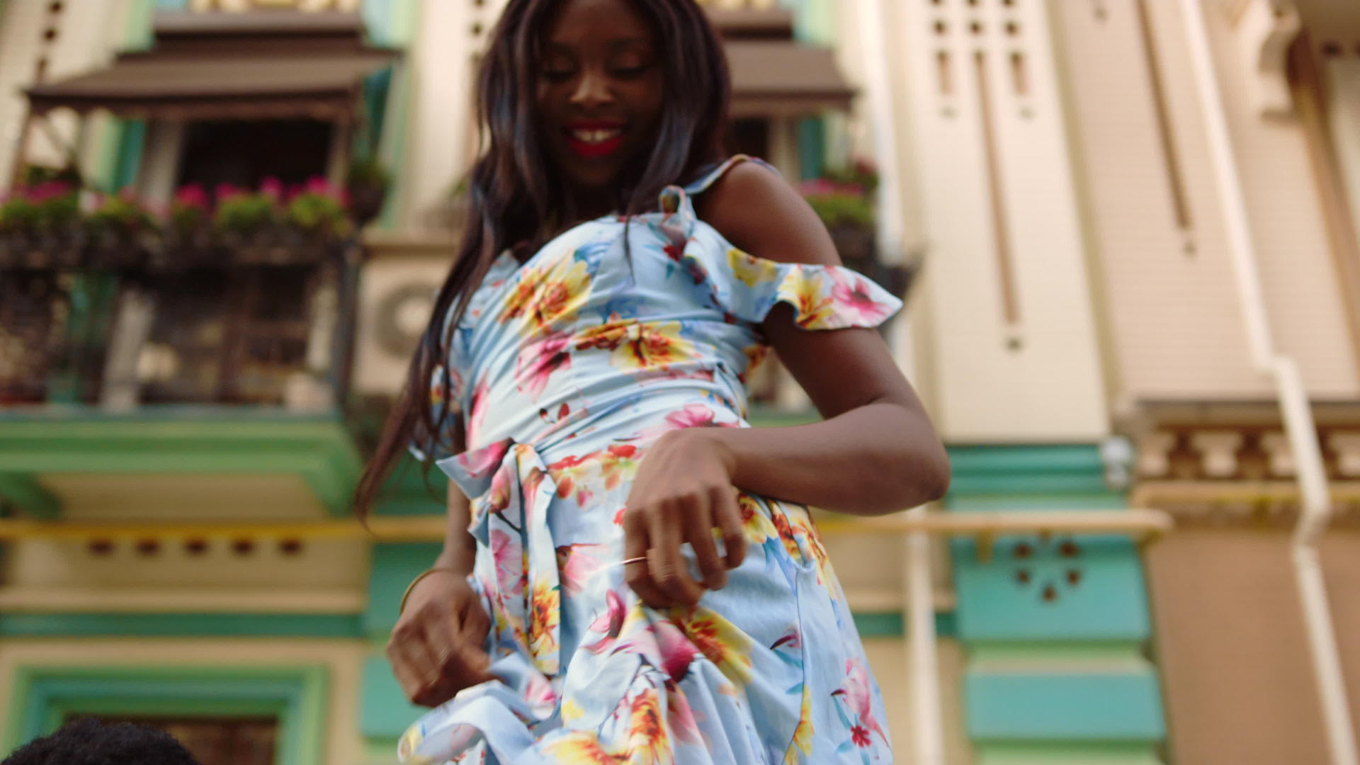 微笑的非洲女士在街上做动作表演拉丁舞的舞者视频的预览图