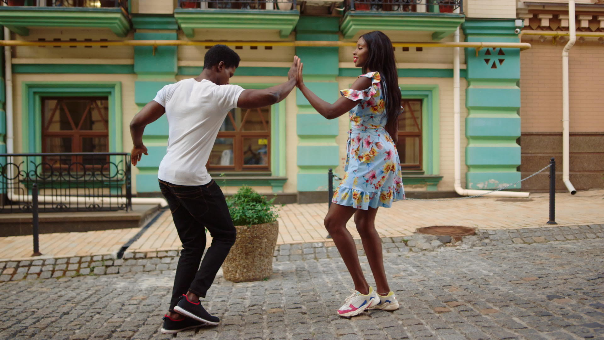 拉蒂诺在城市表演巴卡塔男人和女人跳舞视频的预览图