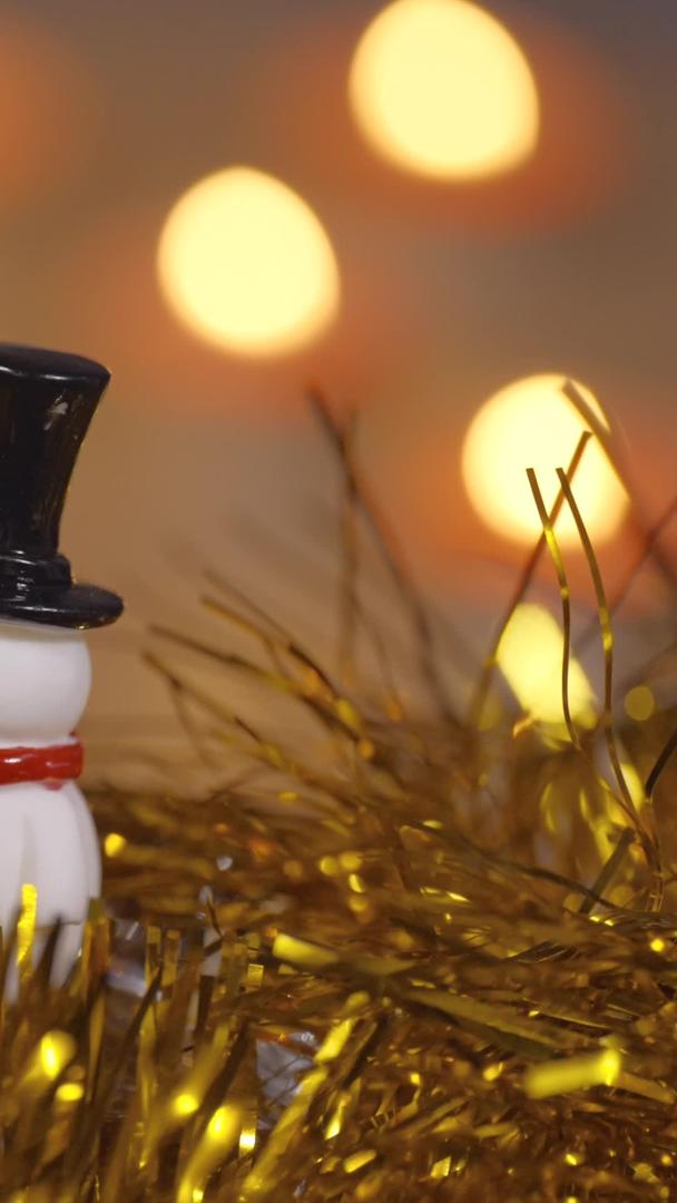 圣诞平安夜蜡烛光影雪人饰品视频的预览图