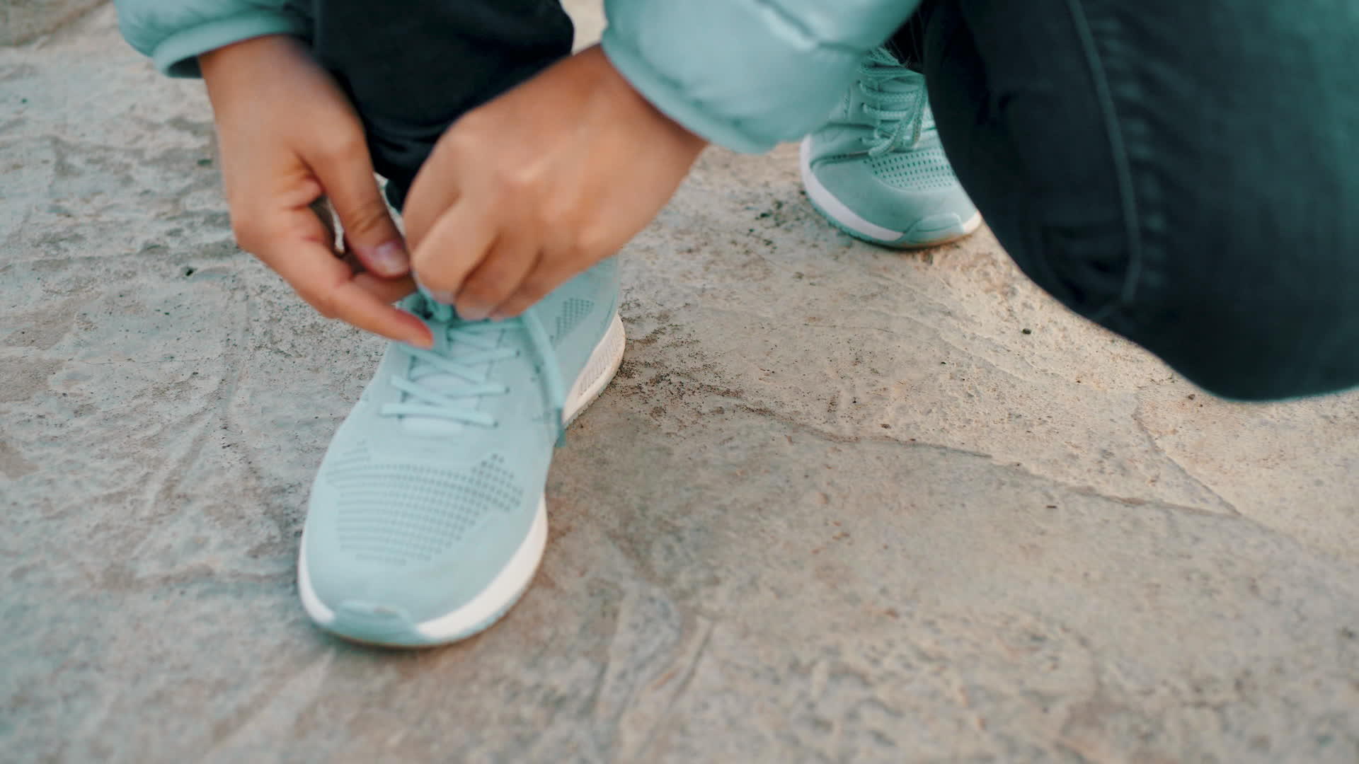 近视蓝色运动鞋系鞋带的人视频的预览图