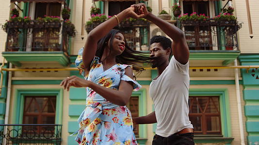 快乐的非洲舞者在城市里的拉蒂诺舞中摇摇欲坠视频的预览图