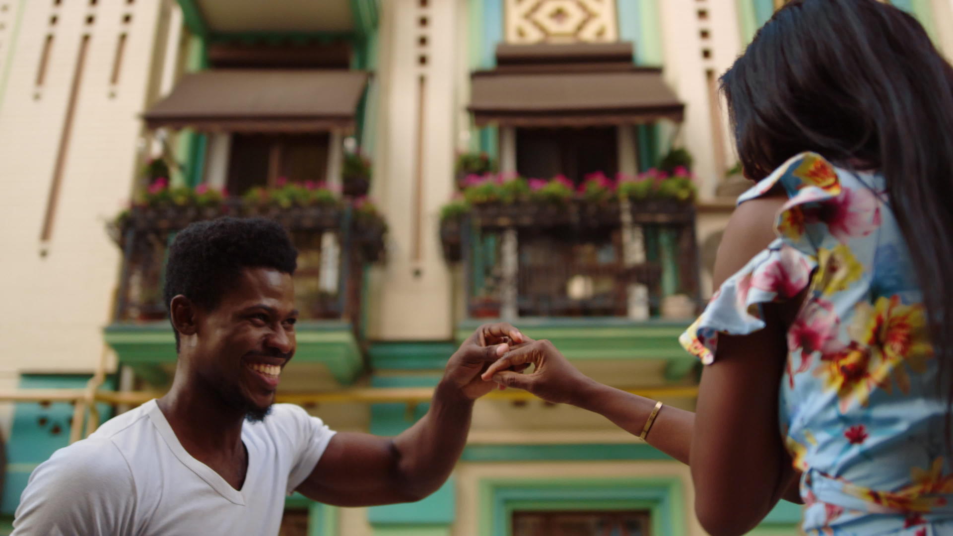 快乐的非洲舞者在城市里慢慢地移动一对情侣在街上跳舞视频的预览图