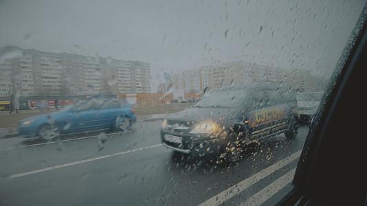 雨季梅雨天气出行汽车玻璃水痕视频的预览图