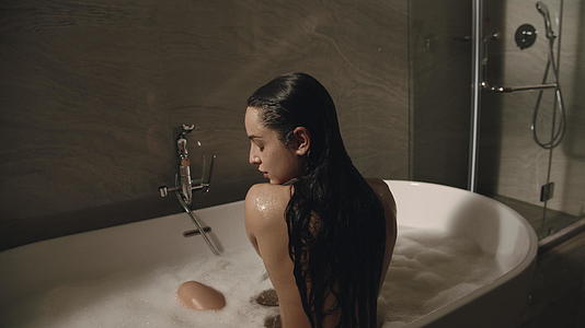 美丽的女人在浴室洗澡视频的预览图