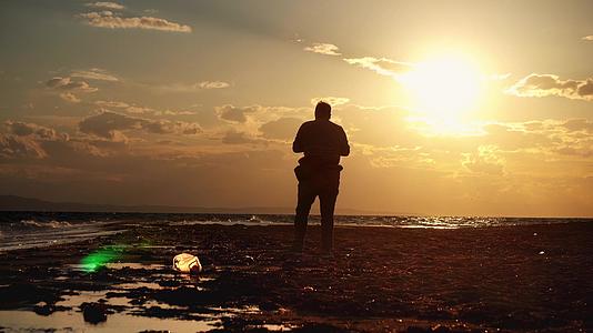 摄影师拍摄了海滩上魔法日落的照片视频的预览图