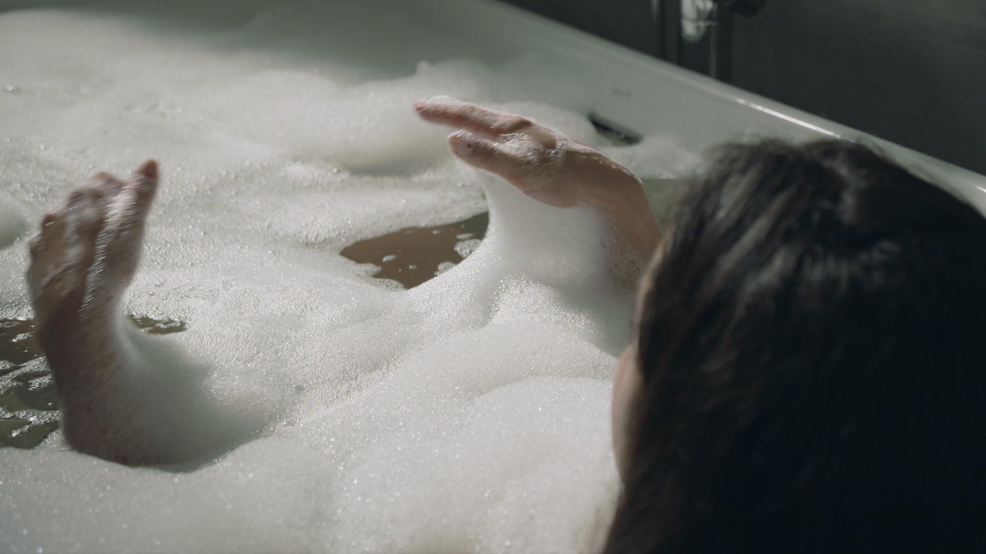 在豪华酒店洗澡的女人视频的预览图