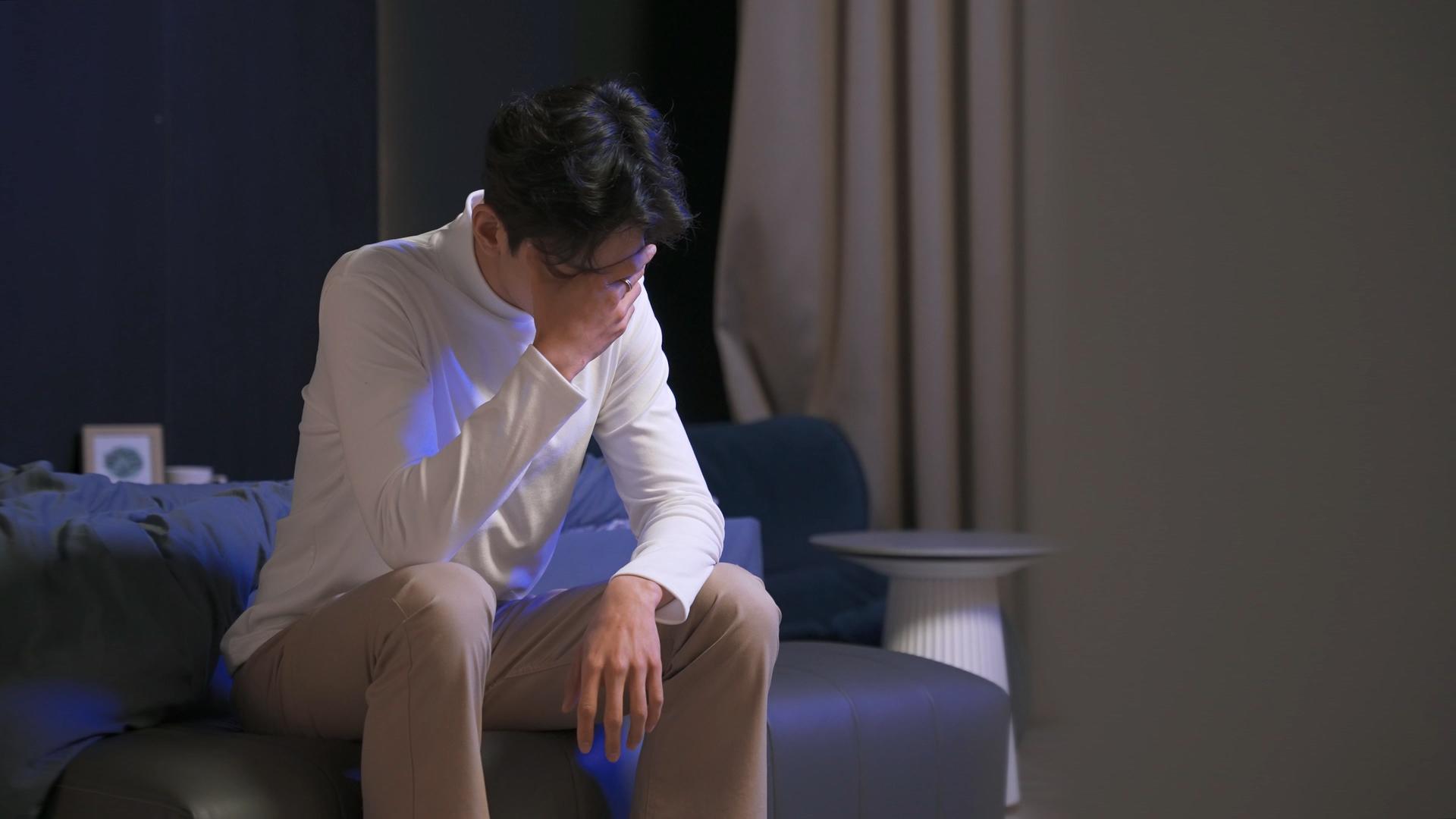 4k男青年抑郁、头痛、头晕、情绪低落视频的预览图