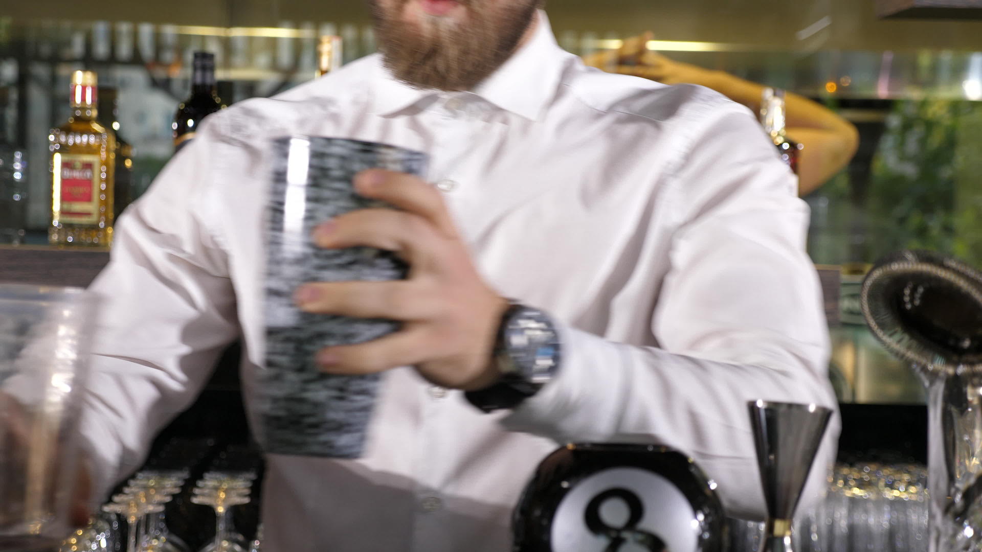 在摇瓶中混合鸡尾酒视频的预览图