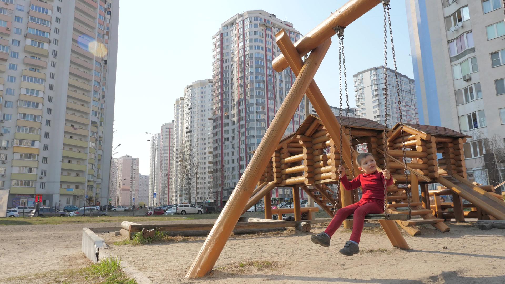 带婴儿秋千的木制游乐场快乐童年的概念大都会游乐场视频的预览图