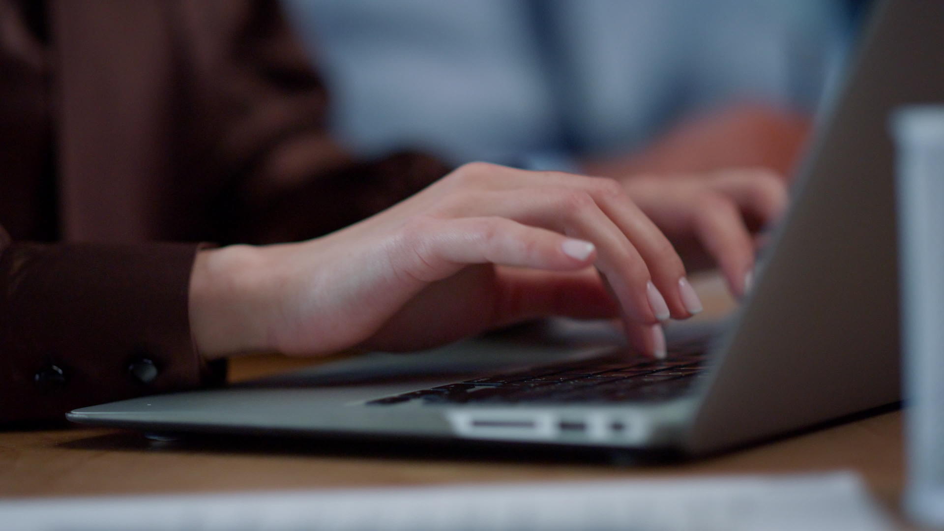 商业女性用笔记本电脑打字从事计算机工作的身份不明的妇女视频的预览图