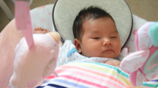 4k可爱的亚洲婴儿睡在摇篮里视频的预览图