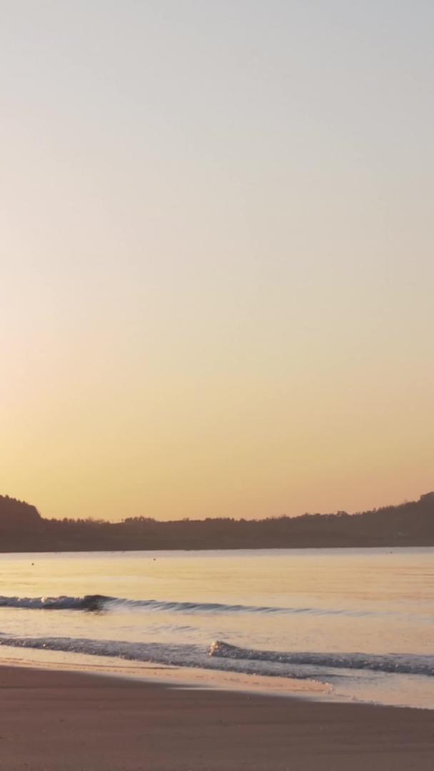 日出和清晨青岛崂山第一海水浴场海水沙滩视频的预览图