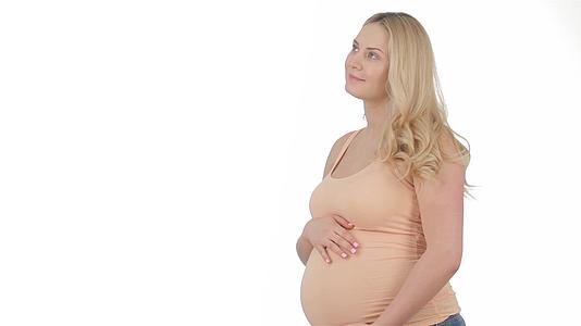 怀孕的女人把手放在肚子上视频的预览图