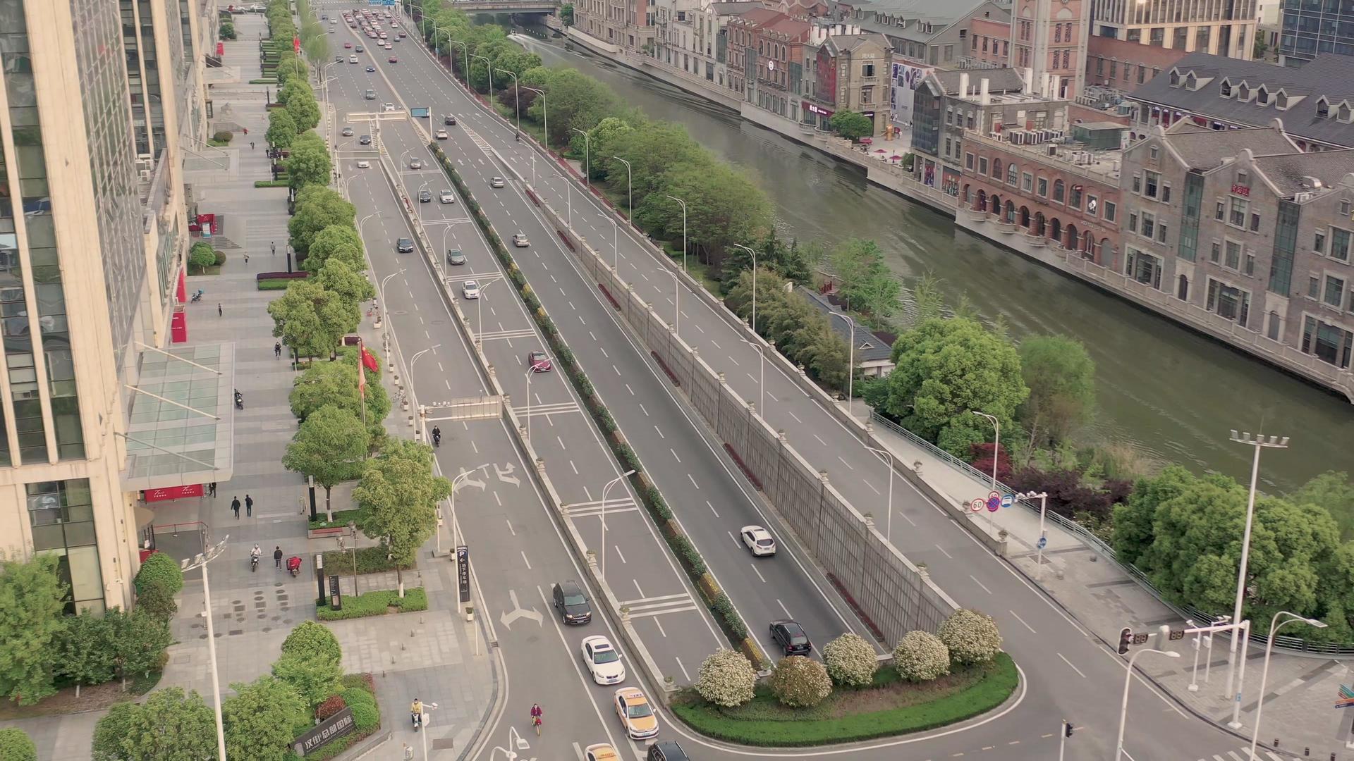 航拍武汉汉街欧式建筑和道路交通视频的预览图