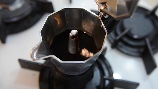 在煤气炉上的莫卡锅里煮咖啡视频的预览图