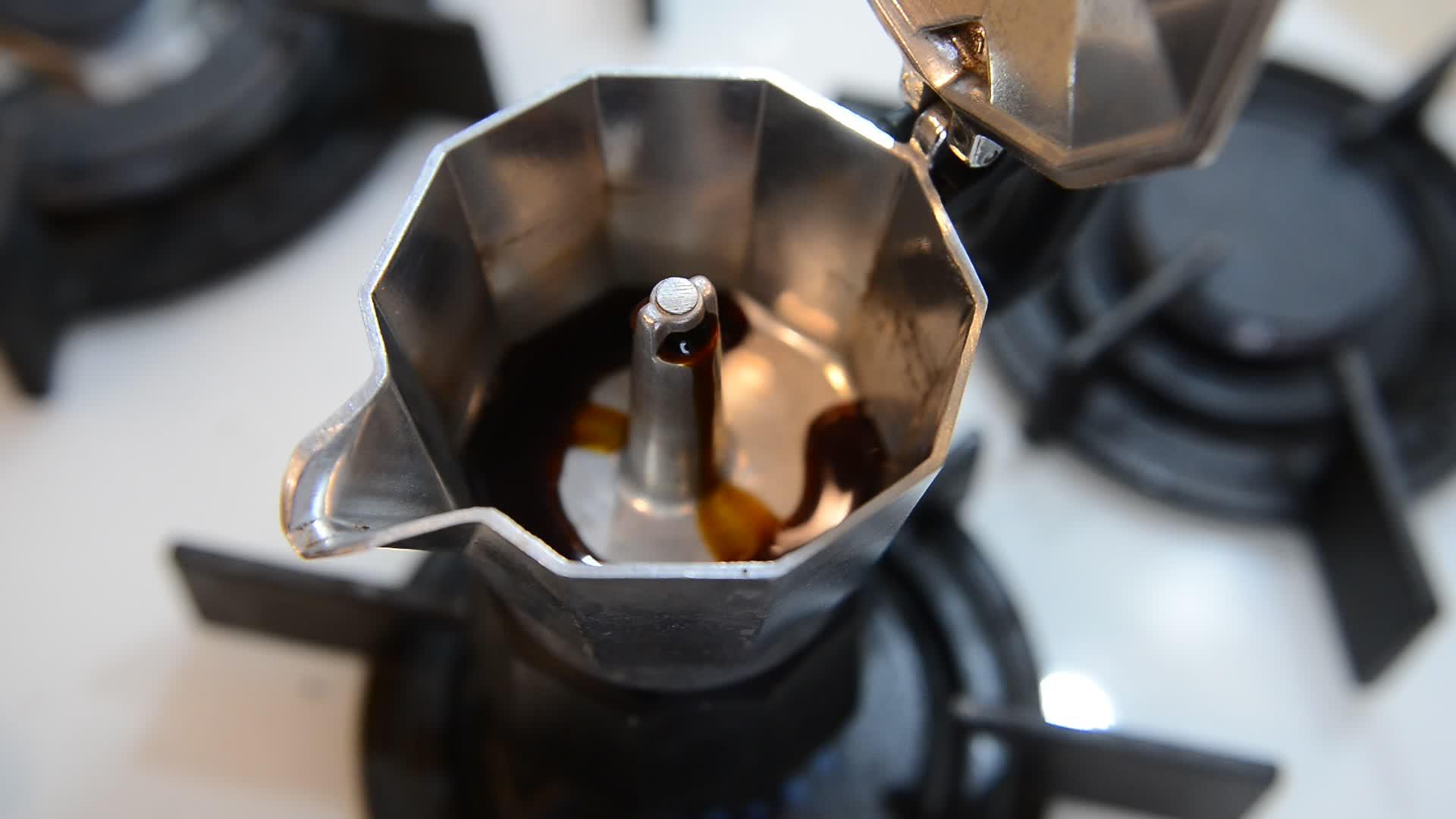 全职在莫卡锅里煮咖啡视频的预览图