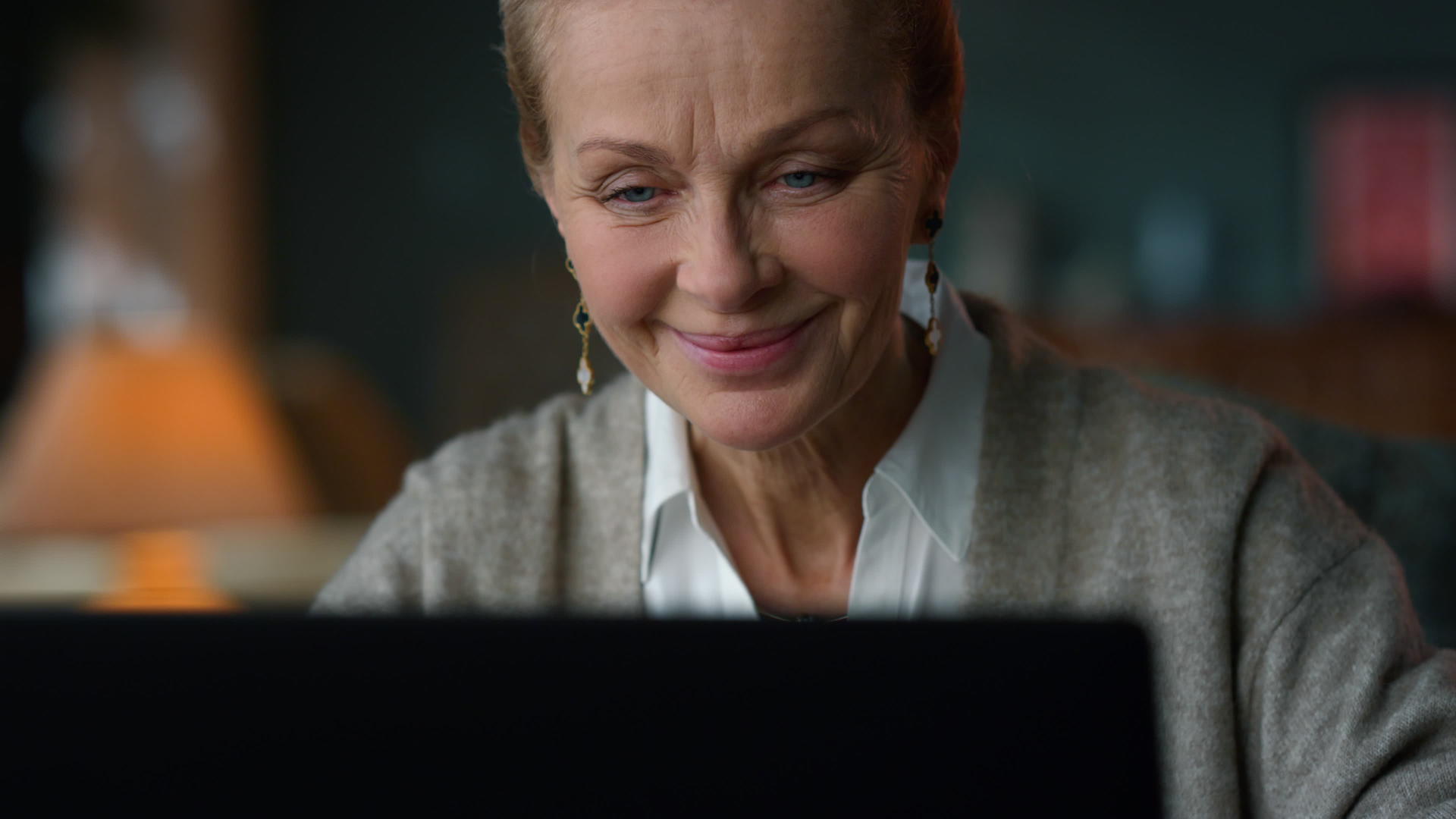 看着电脑屏幕上多愁善感的老女人肖像视频的预览图