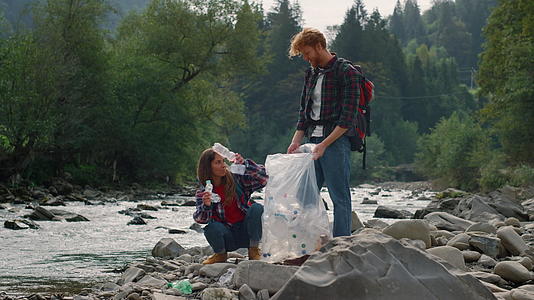 徒步旅行者用塑料清洁河岸视频的预览图