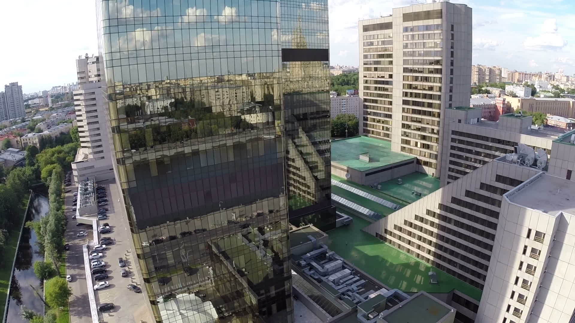 城市建筑玻璃反射的飞机视频的预览图