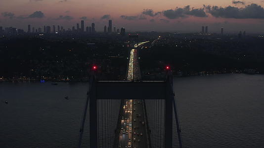 建立一座通向黄昏的伊斯丹布尔市的桥梁视频的预览图