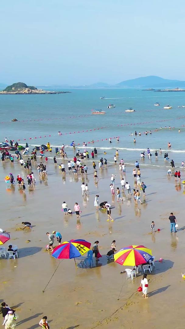 航拍节假日海边游客爆满了旅游业视频的预览图