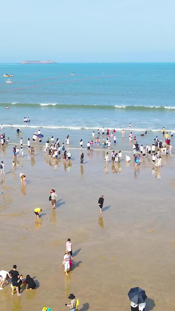 航拍节假日海边游客爆满了旅游业视频的预览图