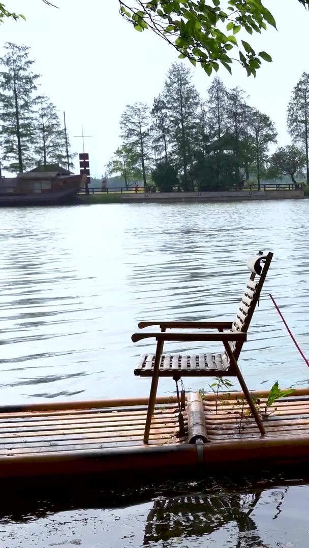 一家在户外竹筏上亲子玩耍的家庭视频的预览图