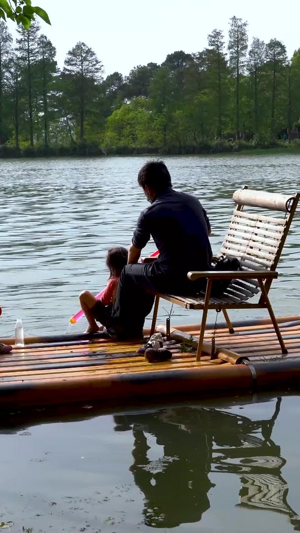 一家在户外竹筏上亲子玩耍的家庭视频的预览图
