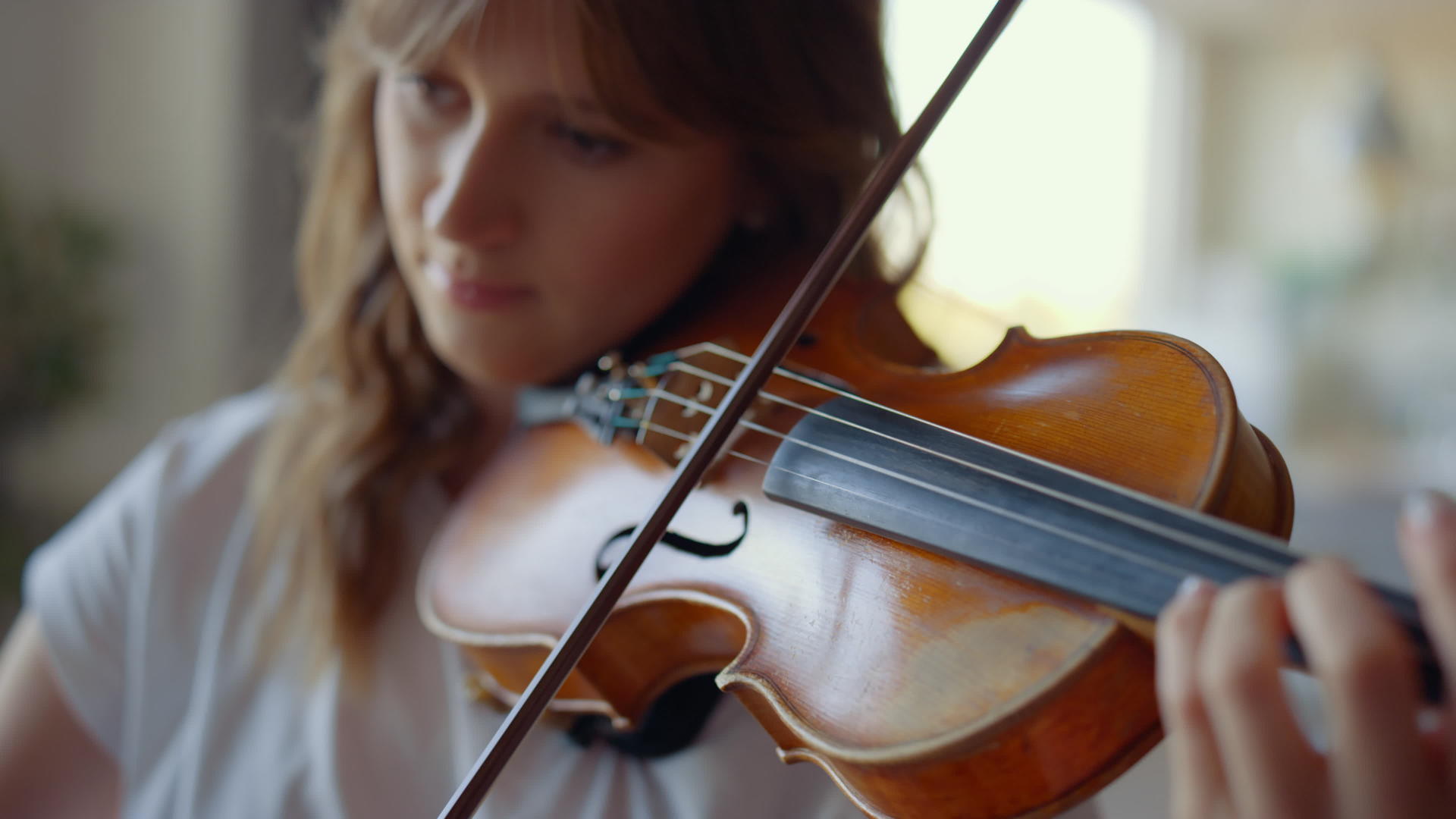 女孩在家拉小提琴小提琴家在乐器上演奏和弦视频的预览图